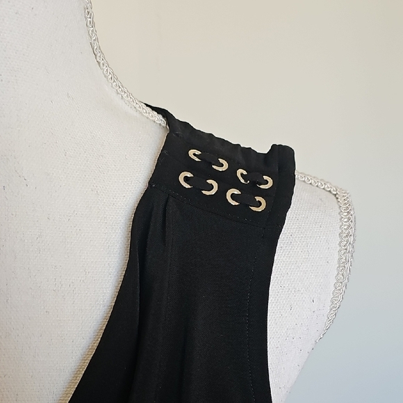 Elegant Black Sleeveless Top - Picture 3 of 6